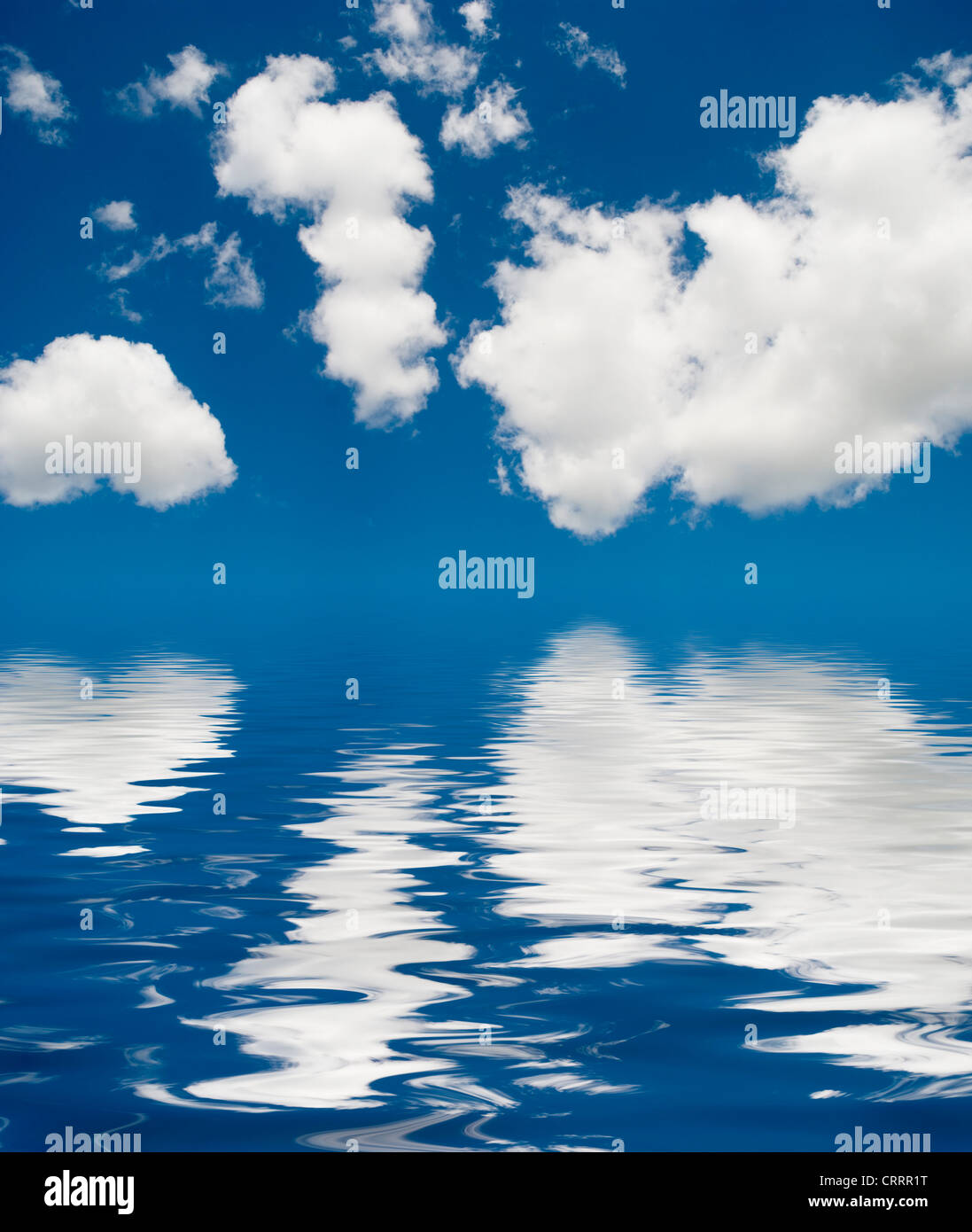 Cielo azzurro coperto da nuvole riflettono in acqua Foto Stock