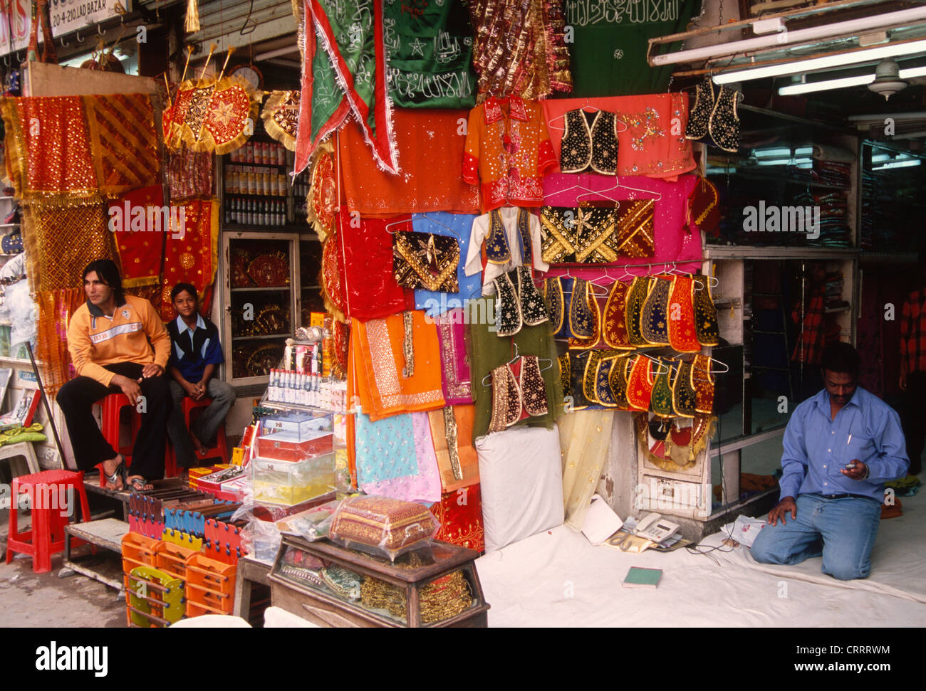 India Andhra Pradesh, Hyderabad, Laad Bazaar, shop, persone Foto Stock