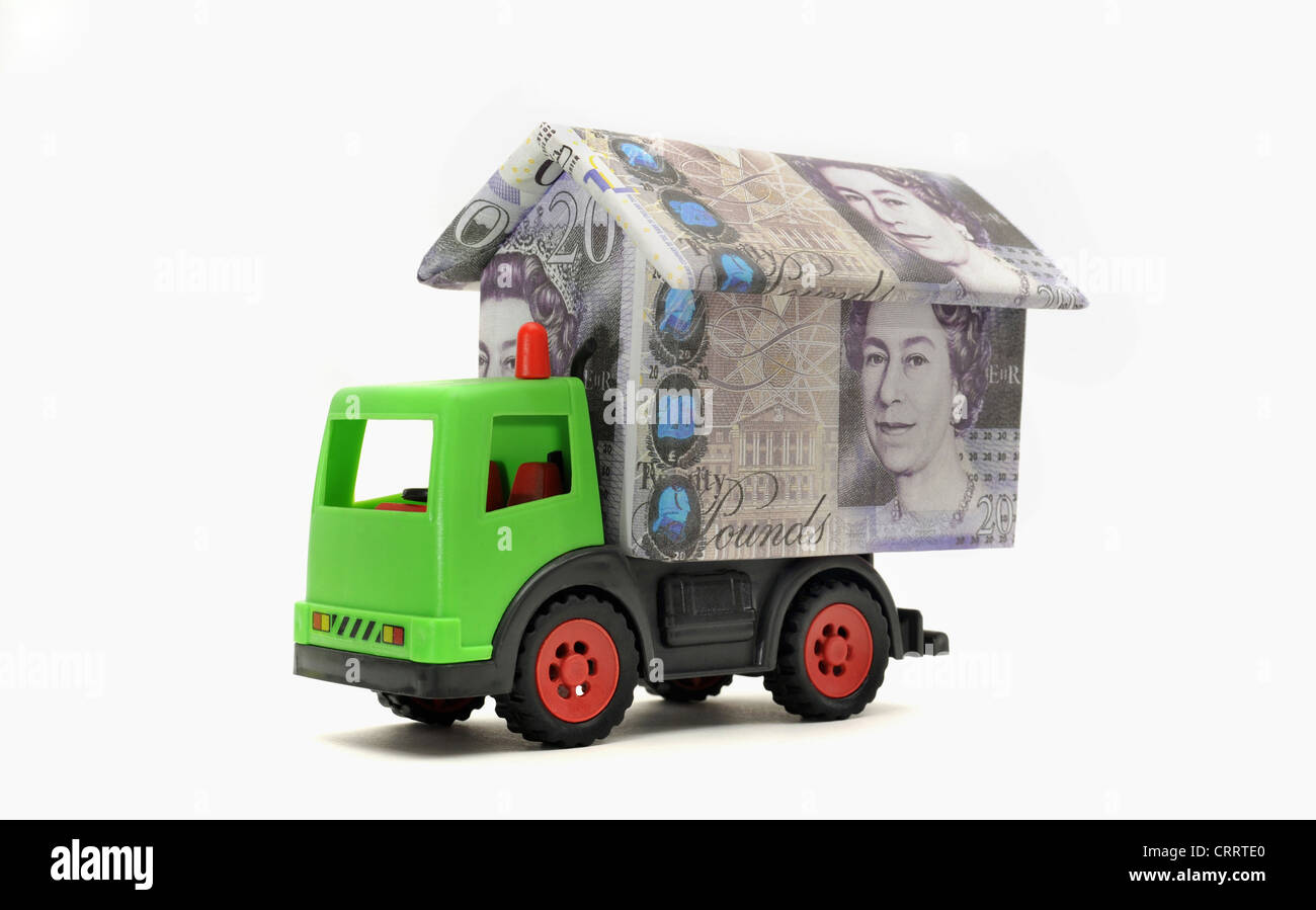 Modello di casa fatta di £20 NOTE SUL RETRO DEL CAMION RE i costi di movimentazione casa prezzi di acquisto sul mercato immobiliare alloggi ipoteche spostare REGNO UNITO Foto Stock