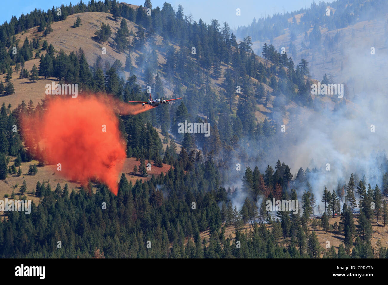 Un U.S. Foresta Servizio Aereo gocce soppressore della chimica su un incendio in un bosco vicino a Bonner, Montana, USA. Foto Stock