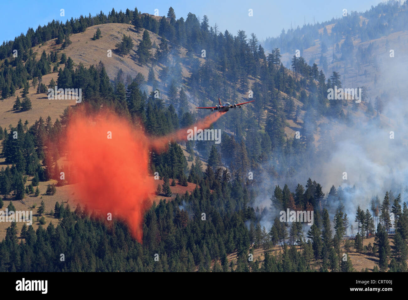 Un U.S. Foresta Servizio Aereo gocce soppressore della chimica su un incendio in un bosco vicino a Bonner, Montana, USA. Foto Stock