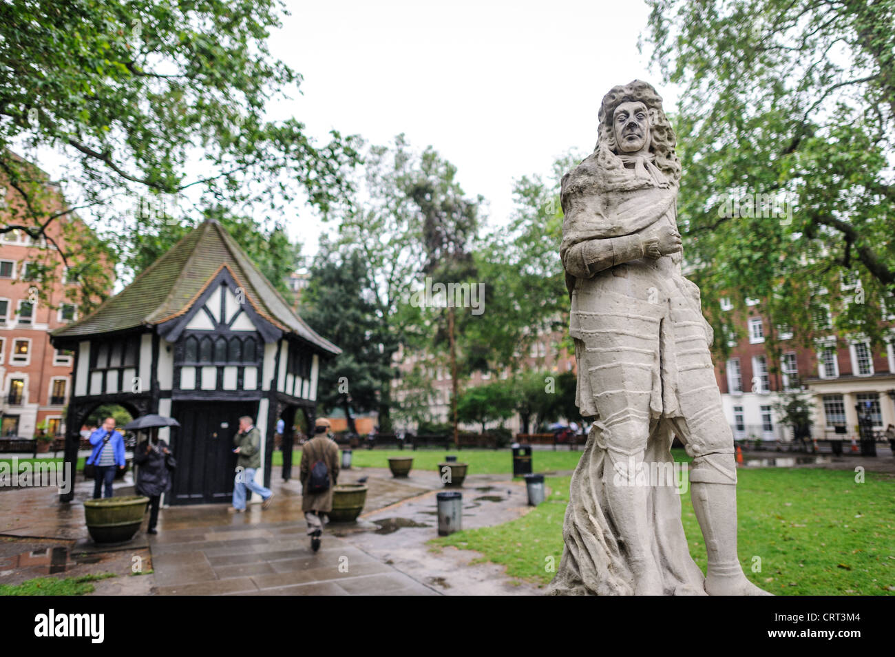 LONDRA, Regno Unito — la statua di re Carlo II si trova al centro di Soho Square nella città di Westminster. Scolpito dallo scultore danese Caius Gabriel Cibber nel 1681 e successivamente restaurato, questo monumento storico occupa quella che originariamente era chiamata Piazza del Re in onore del monarca. Dietro la statua si trova una caratteristica capanna in legno in stile Tudor, che serve come un'altra caratteristica distintiva di questa storica piazza di Londra che risale alla fine del XVII secolo, quando fu fondata come una delle prime piazze del giardino di Londra. Foto Stock LONDRA, Regno Unito — la statua di re Carlo II si trova al centro di Soho Square nella città di Westminster. Scolpito dallo scultore danese Caius Gabriel Cibber nel 1681 e successivamente restaurato, questo monumento storico occupa quella che originariamente era chiamata Piazza del Re in onore del monarca. Dietro la statua si trova una caratteristica capanna in legno in stile Tudor, che serve come un'altra caratteristica distintiva di questa storica piazza di Londra che risale alla fine del XVII secolo, quando fu fondata come una delle prime piazze del giardino di Londra. Foto Stock