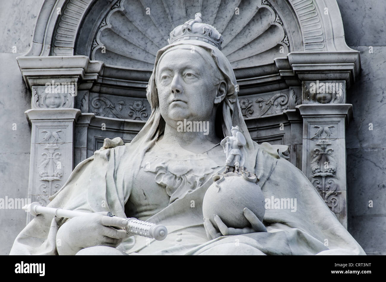 LONDRA, Regno Unito — la statua del Victoria Memorial, un grande monumento situato di fronte a Buckingham Palace, rende omaggio al regno della regina Vittoria e funge da simbolo iconico della ricca storia di Londra. L'impressionante monumento in marmo e bronzo è una popolare attrazione turistica, che mostra il talento artistico e l'artigianato che definiscono il patrimonio culturale del Regno Unito. Foto Stock