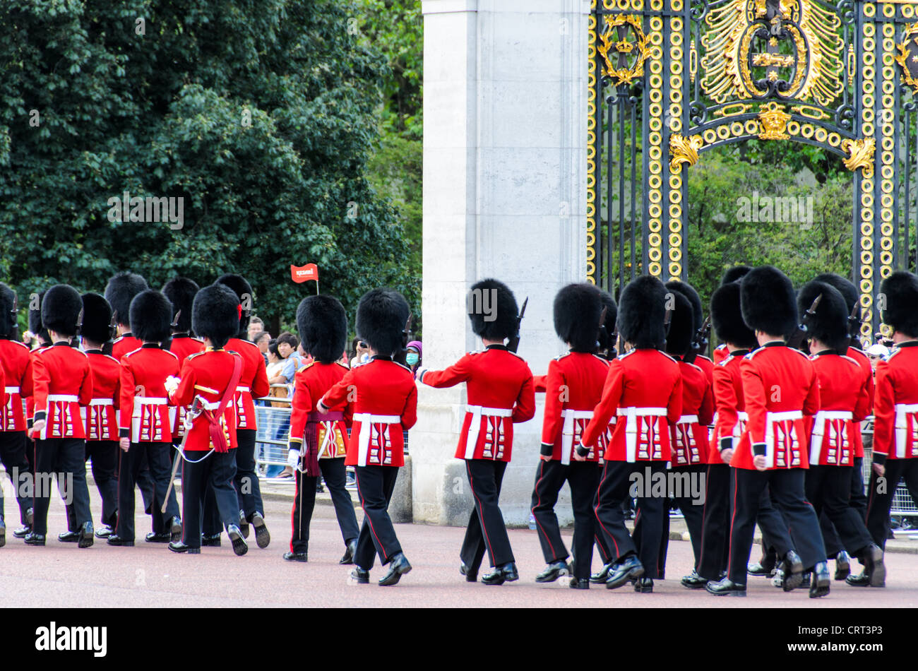 LONDRA, Regno Unito — le Guardie Grenadier partecipano a una parata cerimoniale a Buckingham Palace. Questo reggimento d'élite dell'Esercito britannico è noto per la sua iconica uniforme e la precisione nella perforazione, che rappresenta il ricco patrimonio militare del Regno Unito. Foto Stock