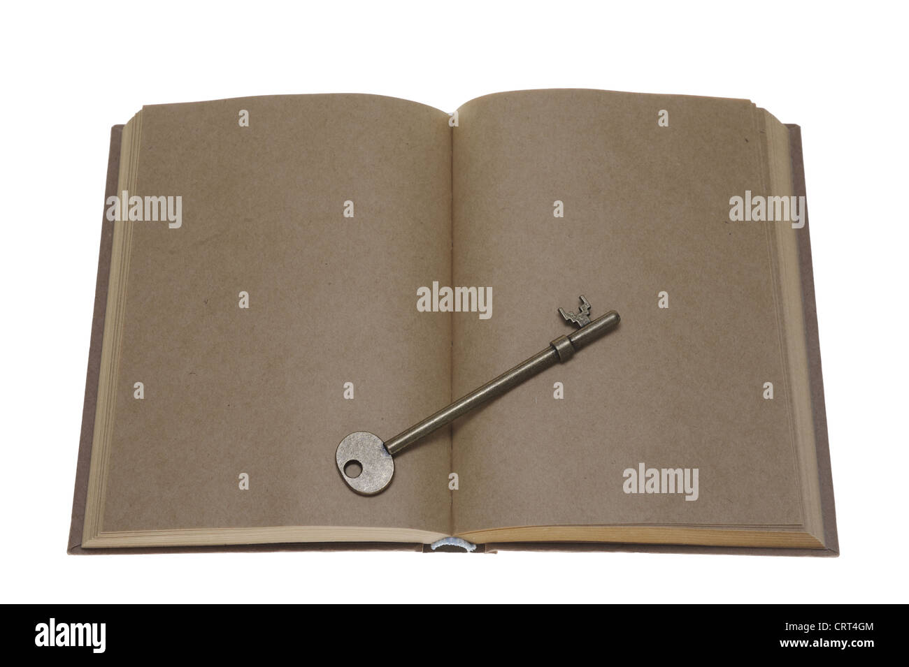 Aperto vecchio libro con una chiave sulle pagine vuote isolati su sfondo bianco Foto Stock