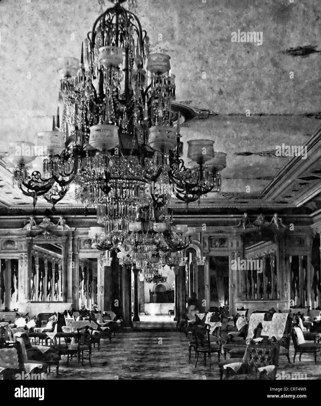 Grand Hotel Union, Saratoga, N. Y vista interna di gran salotto o salone con grande lampadario e molte sedie per gli ospiti. Foto Stock