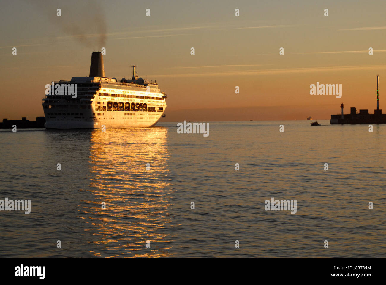 P & O nave da crociera di lasciare il porto di Le Havre in Normandia, Francia, presso sun. Foto Stock