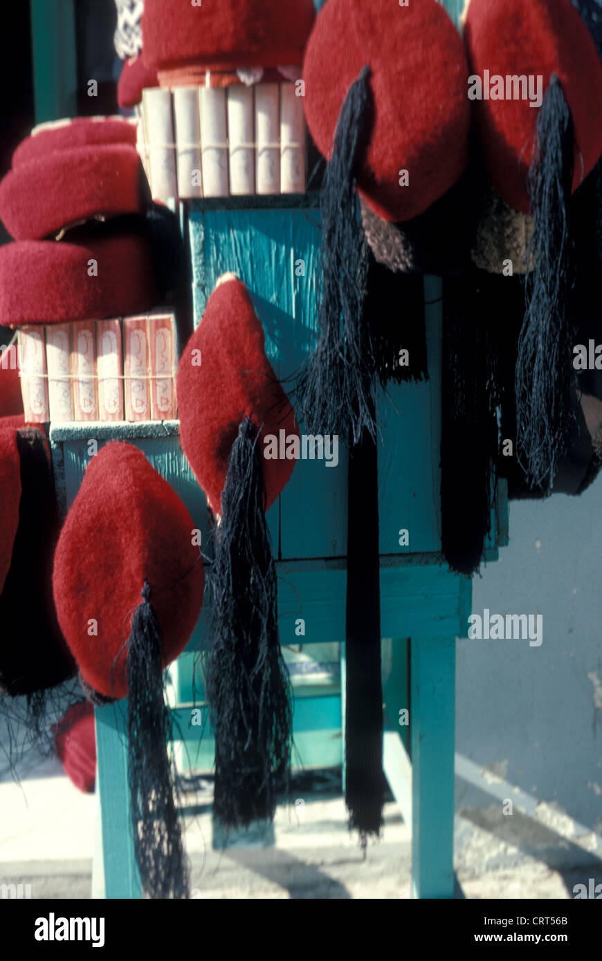 Chechia, cappelli in feltro fatti a mano, appesi alla porta di un negozio a Tunisi, capitale della Tunisia Foto Stock