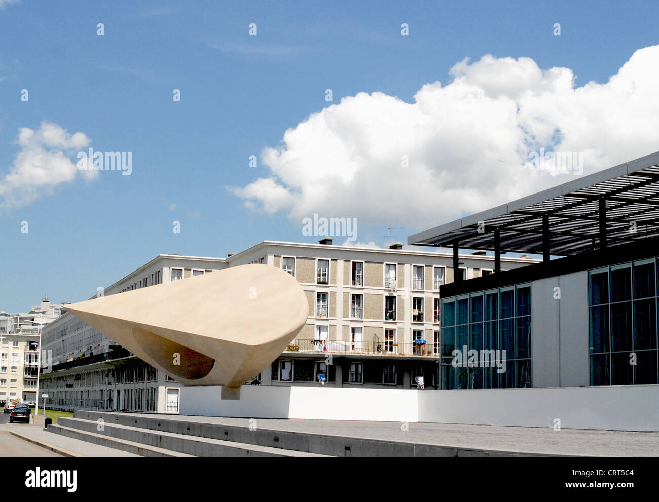 La scultura di calcestruzzo 'Signal' da Henri Georges Adam di fronte al Museo di Arte Moderna di Le Havre è stato rinnovato nel 2012. Foto Stock