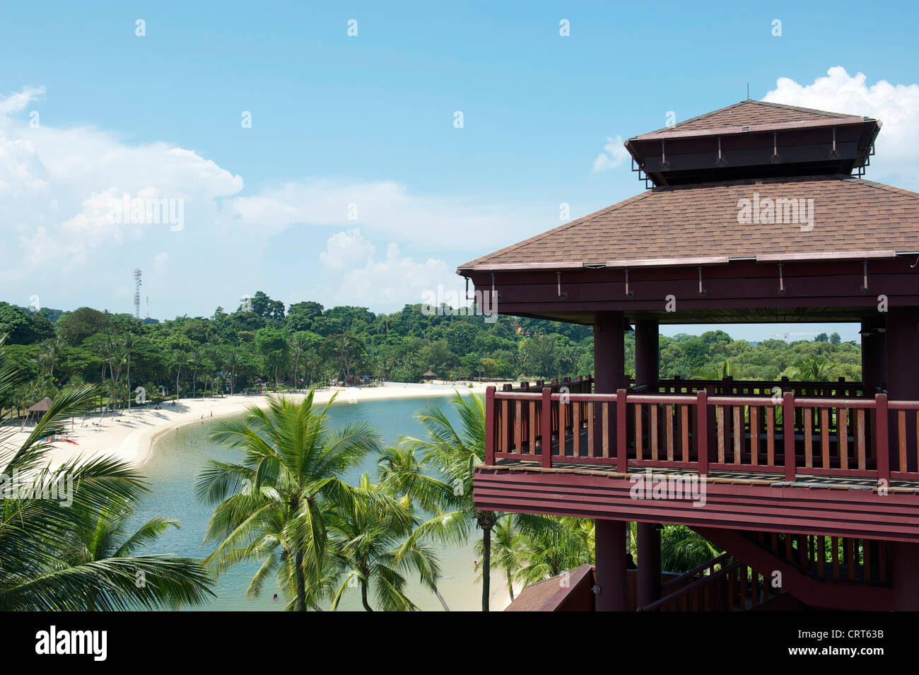 Torre di legno che segna il punto più a sud dell Asia continentale con viste sulle spiagge dell'Isola di Sentosa al Singapore Foto Stock