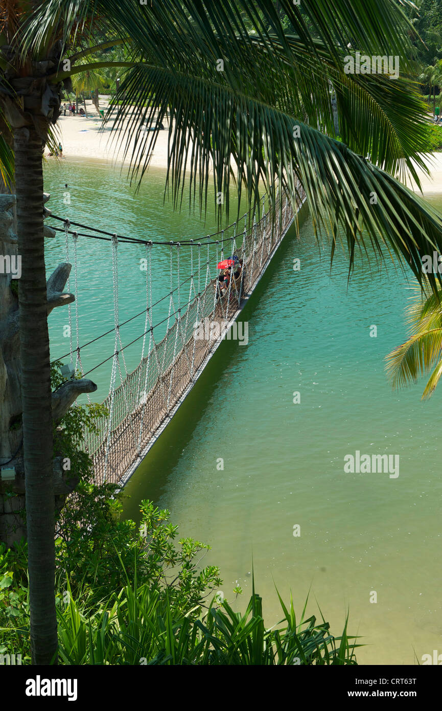 Piede oscillante ponte che collega Palawan Beach sull'isola di Sentosa al punto più meridionale del continente asiatico, Singapore Foto Stock