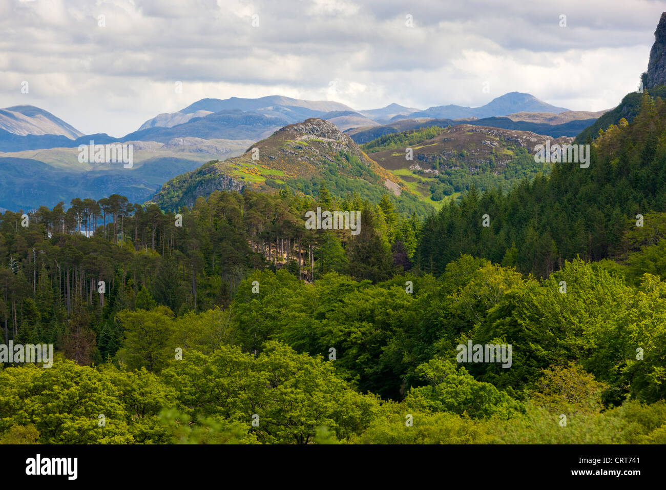 Vista dalla collina alta al di sopra del villaggio di Plockton, Highlands, Scotland, Regno Unito, Europa Foto Stock