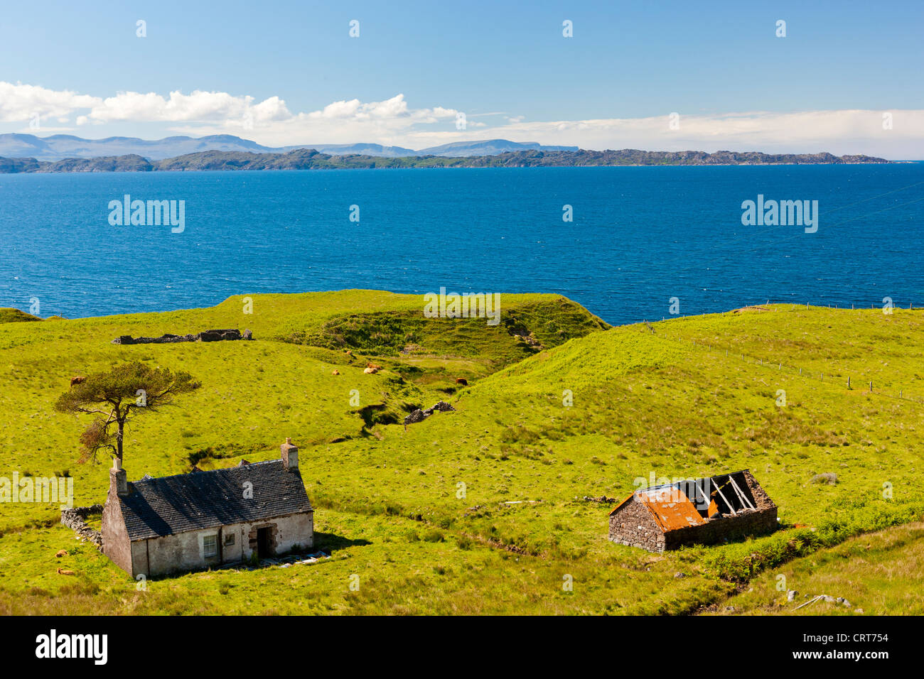 La vecchia casa colonica, Suono interno verso l Isola di Raasay, Wester Ross nel Nord Ovest Highlands della Scozia, Regno Unito, Europa Foto Stock