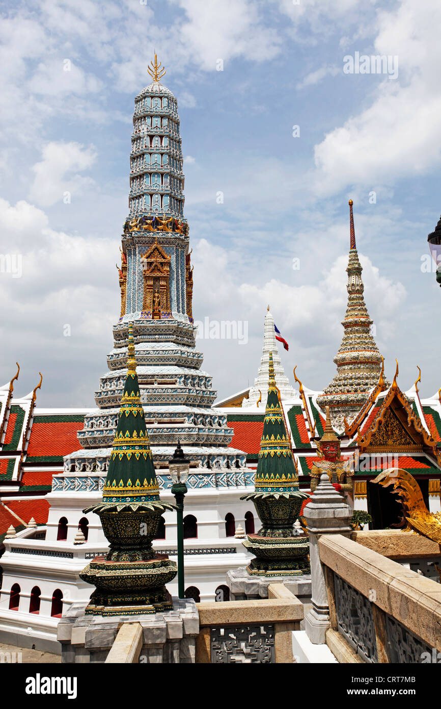 Prangs al Grand Palace complesso, Wat Phra Kaew, Bangkok, Thailandia. Foto Stock