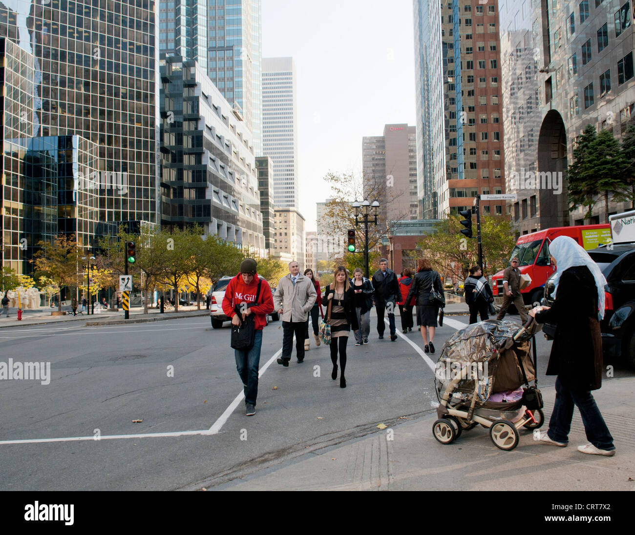 Musulmani donne canadese camminare con il passeggino su McGill Avenue nel centro cittadino di Montreal Canada una città conosciuta per la sua multiculturalità Foto Stock