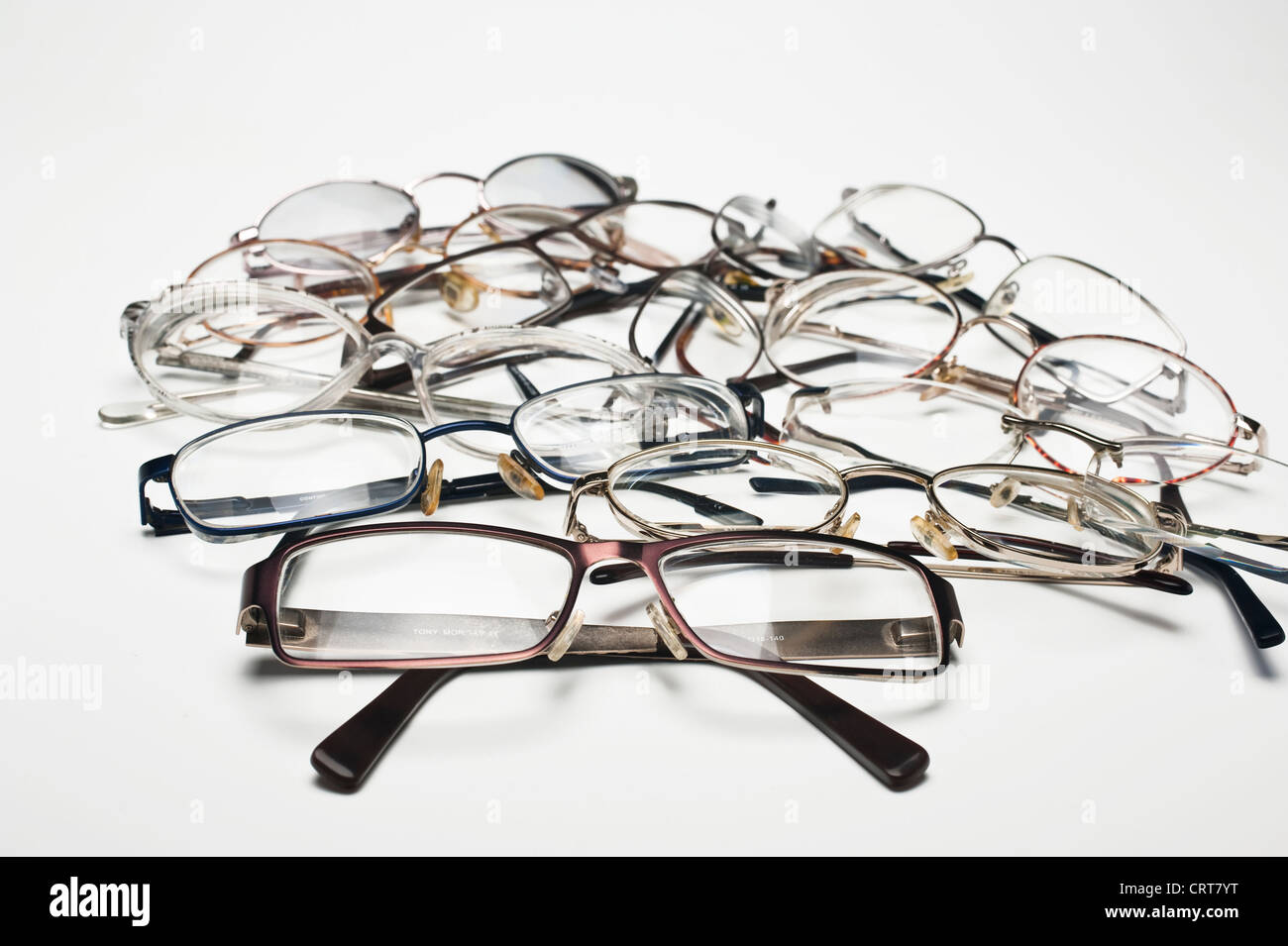 Un grande gruppo di occhiali o occhiali Foto Stock