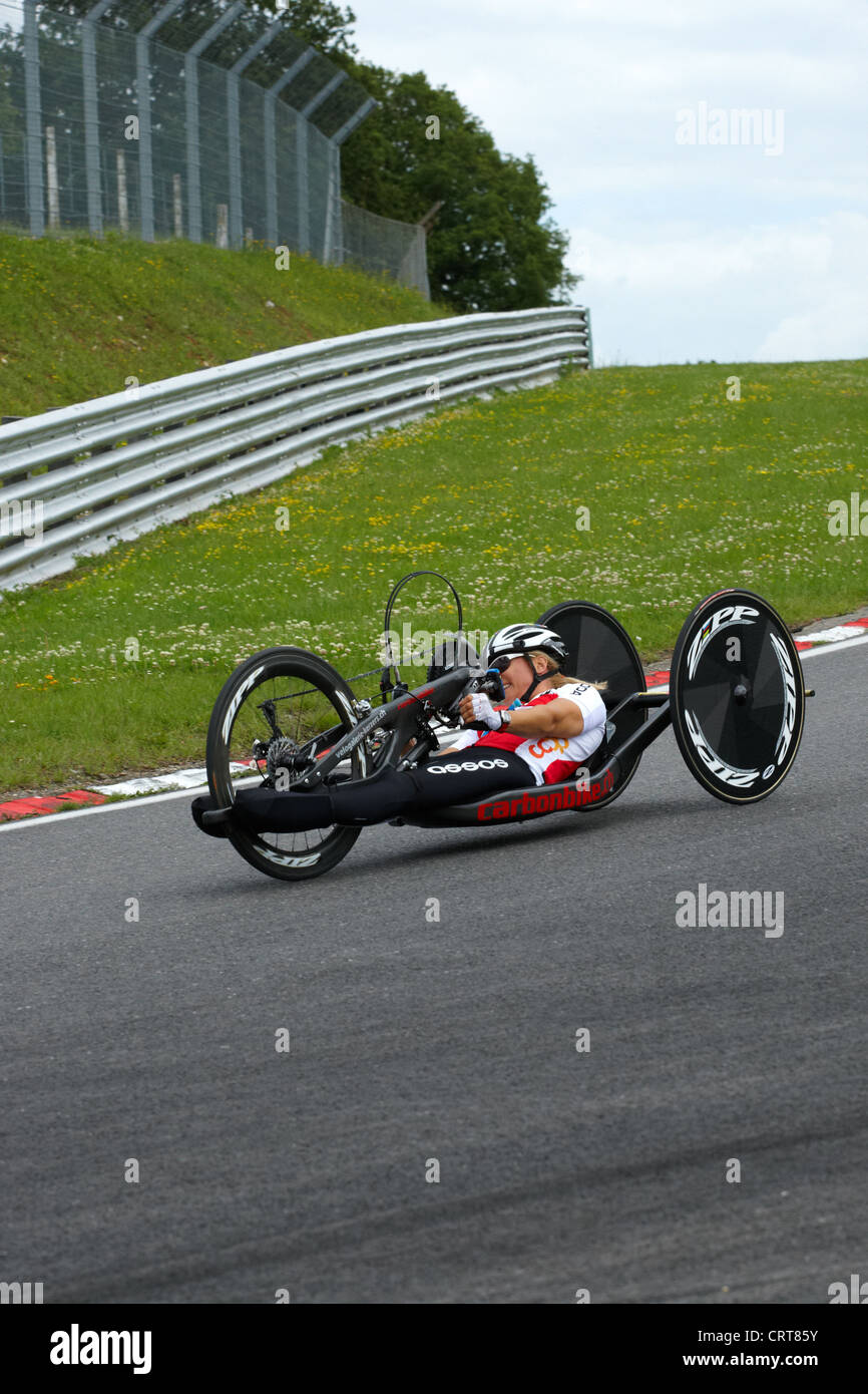 Para ciclista la formazione per le paralimpiadi di Londra a Brands Hatch, Giugno 2012. Foto Stock