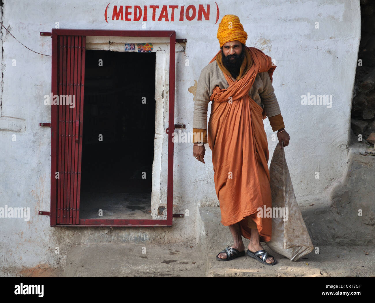 Uomo indù al di fuori del luogo di meditazione, Pashupatinath, Kathmandu, Nepal Foto Stock