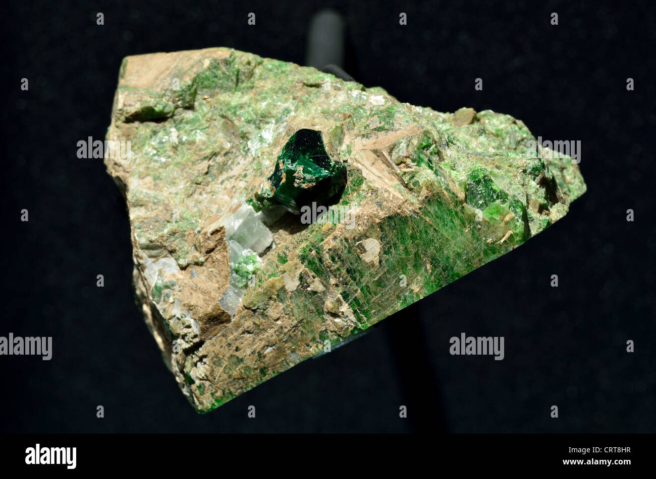 Granati verdi Uvarovite cristallo, un cromo-silicato di cuscinetto, Ca3Cr2(SiO4)3. Foto Stock