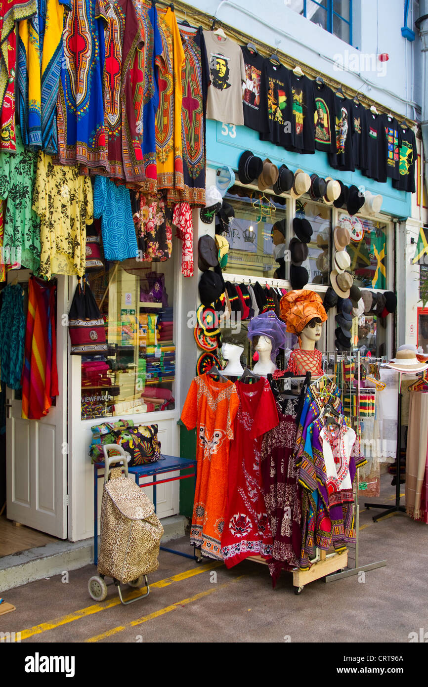 Negozio di abbigliamento in Brixton villaggio tradizionale di vendita West African abbigliamento, Mercato di Brixton Foto Stock