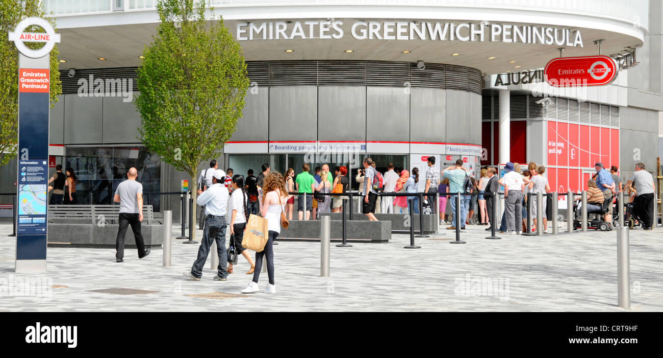 Ticket Office & Emirates Air Line sponsorizzato servizio di cabinovia Varcando il fiume Tamigi tra la penisola di Greenwich e Royal Docks Foto Stock