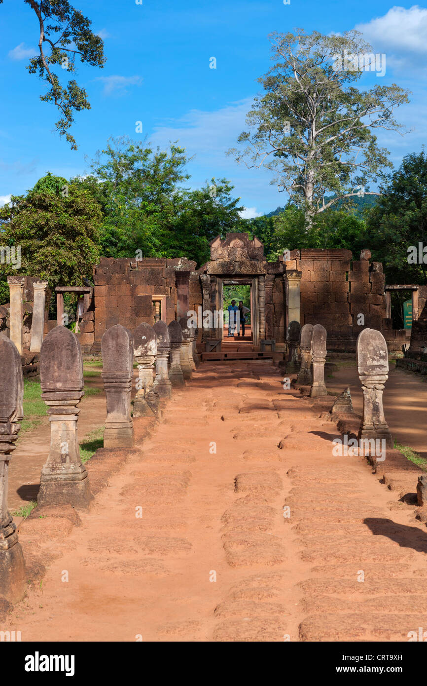 Rovine del tempio, Banteay Srei Temple, lunga galleria. Il Banteay Srei, Angkor, Cambogia Foto Stock