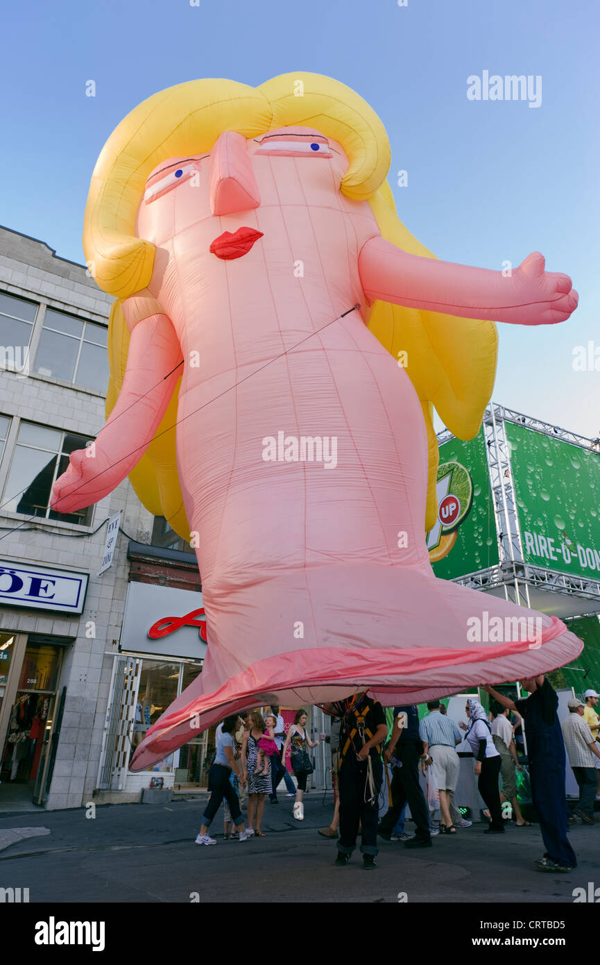 Mascotte Gonfiabile su Ste-Catherine street durante il giusto per Ride Festival di Montreal, Quebec, Canada. Foto Stock