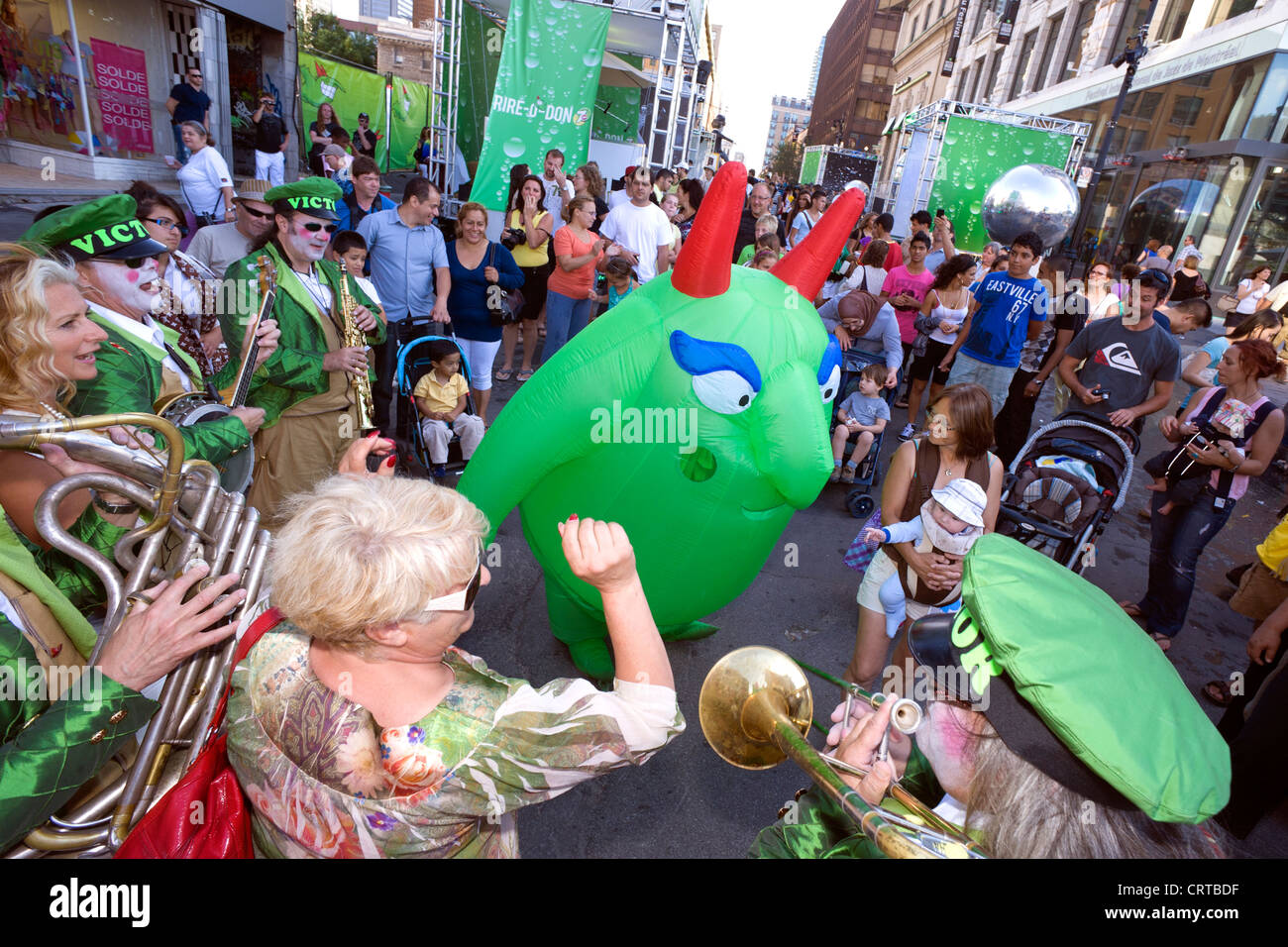 Victor la mascotte ballando tra la folla durante il giusto per Ride Festival di Montreal, provincia del Québec in Canada. Foto Stock