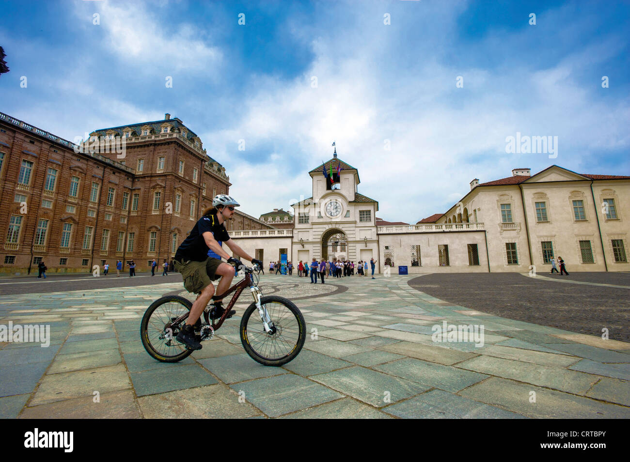 Europa Italia Piemonte in provincia di Torino La Venaria Royal Palace con il ciclista Foto Stock