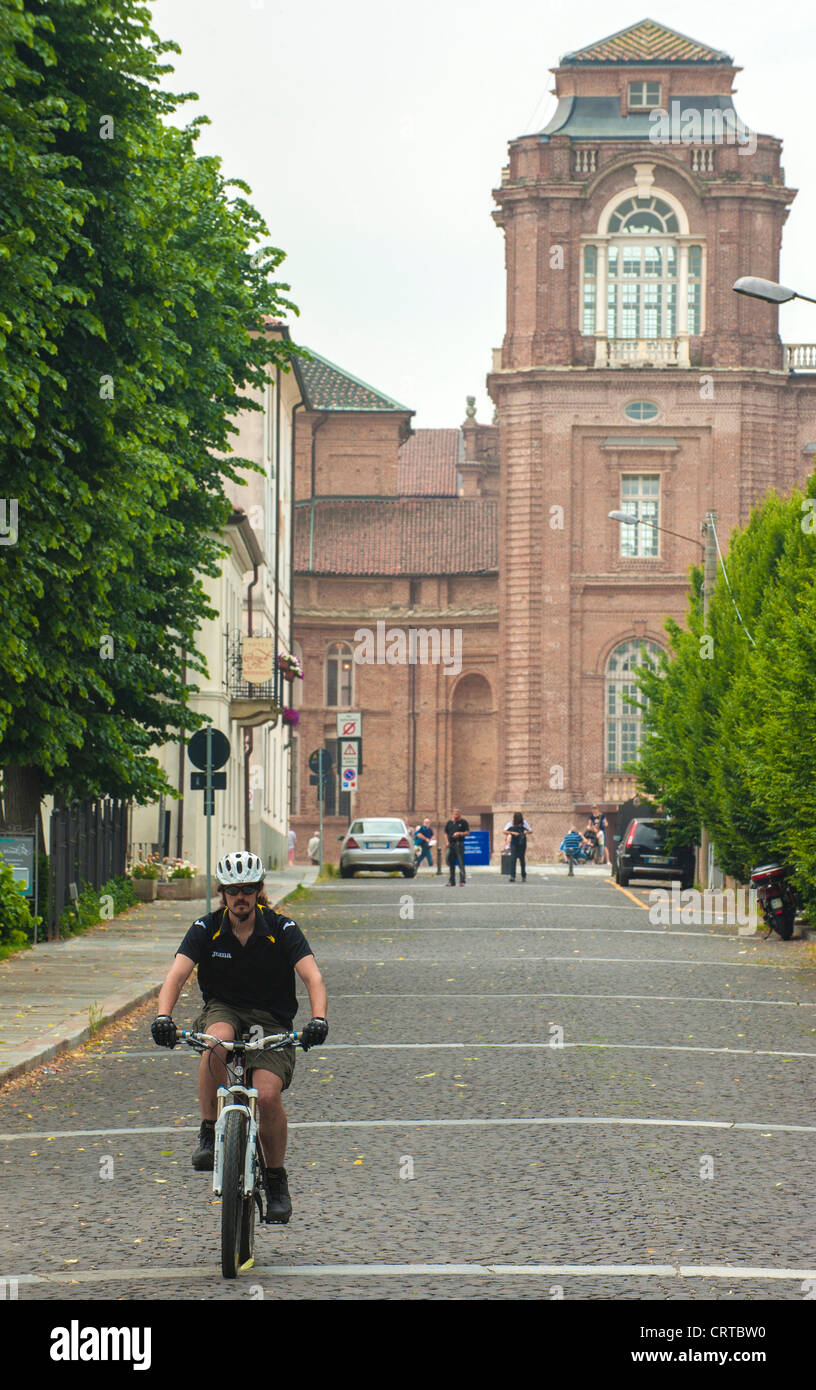 Europa Italia Piemonte in provincia di Torino La Venaria Royal Palace con il ciclista Foto Stock