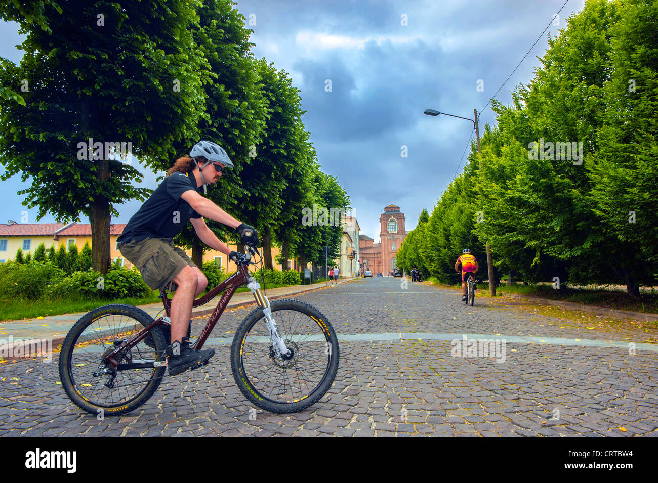 Europa Italia Piemonte in provincia di Torino La Venaria Royal Palace con il ciclista Foto Stock