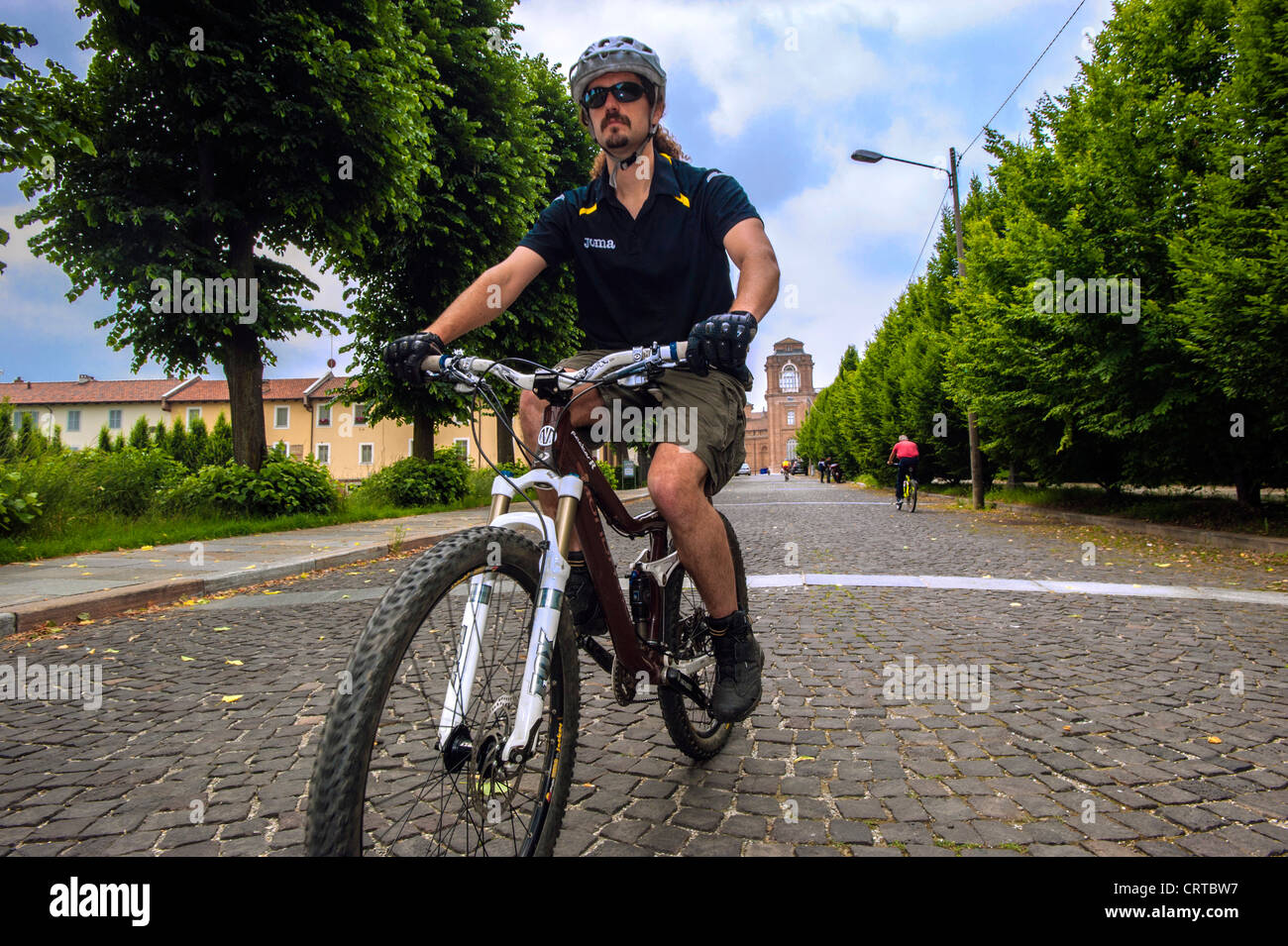 Europa Italia Piemonte in provincia di Torino La Venaria Royal Palace con il ciclista Foto Stock