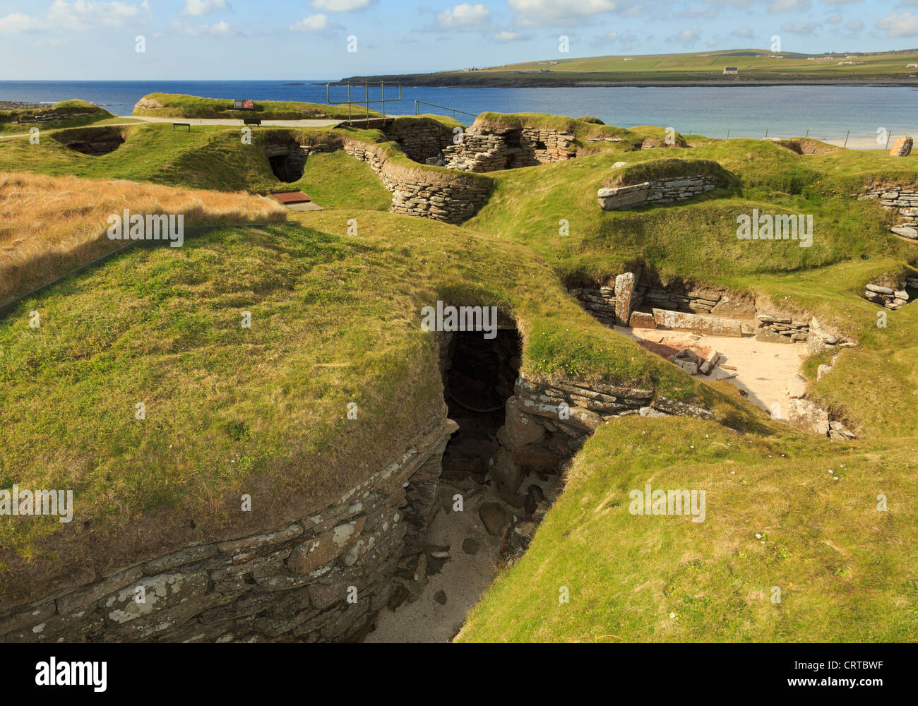 Gli scavi delle antiche abitazioni preistoriche collegati da passaggi nel villaggio neolitico di Skara Brae nelle Isole Orcadi Scozia UK Foto Stock