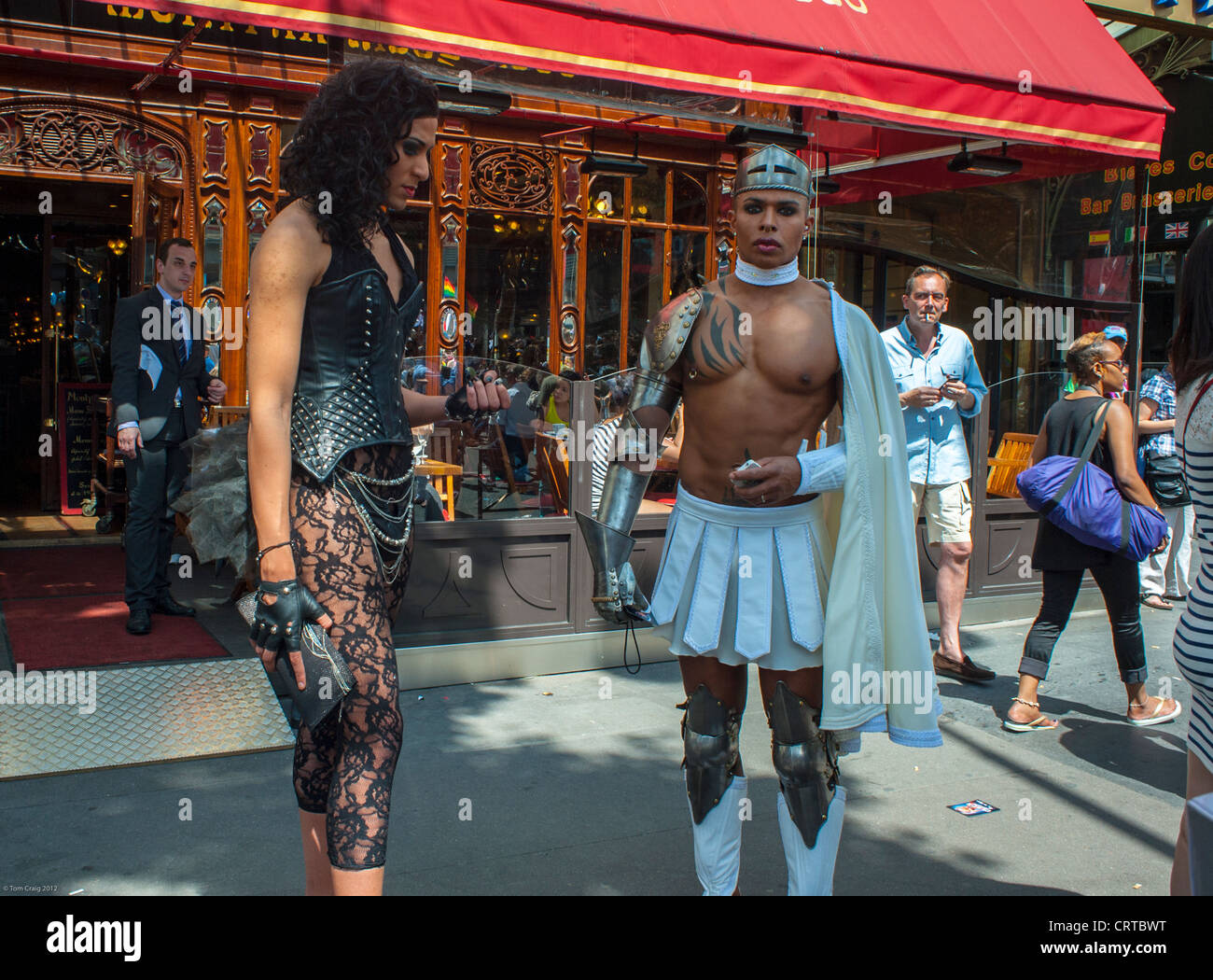 Parigi, Francia, travestiti francesi in costume in piedi sul marciapiede a  Gay Pride (LGBT) marcia orgoglio Foto stock - Alamy