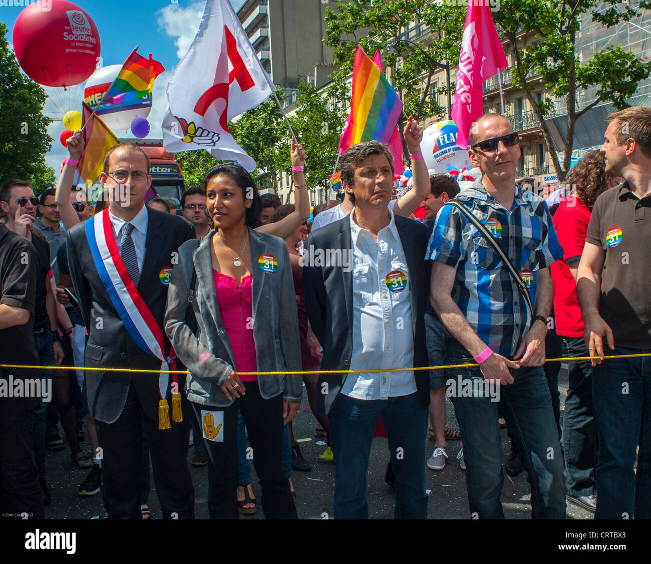 Parigi, Francia, Crowd People, Front, i rappresentanti del Partito Socialista Laburista francese in marcia alla campagna Gay Pride March (LGBT) per l'uguaglianza omosessuale, lotta per i diritti dei gay Foto Stock