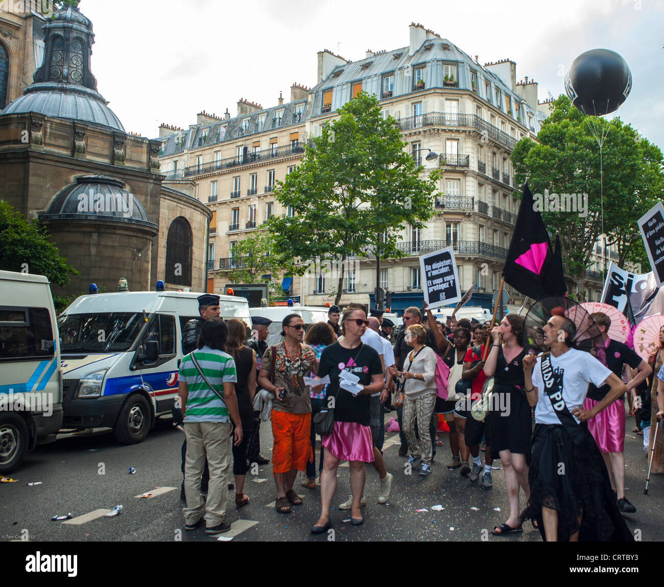Parigi, Francia, Att Up Aids attivisti al di fuori della strada protestando contro anti anti-Gay Pride marzo, dimostrazione, al di fuori della Chiesa di San Nicola, (LGBT) lotta per i diritti dei gay, protesta contro l'AIDS Foto Stock