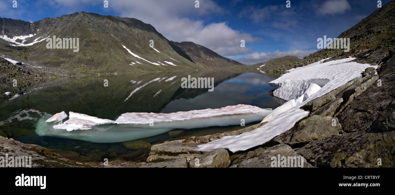 Lago glaciale in Polar monti Urali. Parco nazionale Yugyd Va. Komi Repubblica. La Russia. Foto Stock