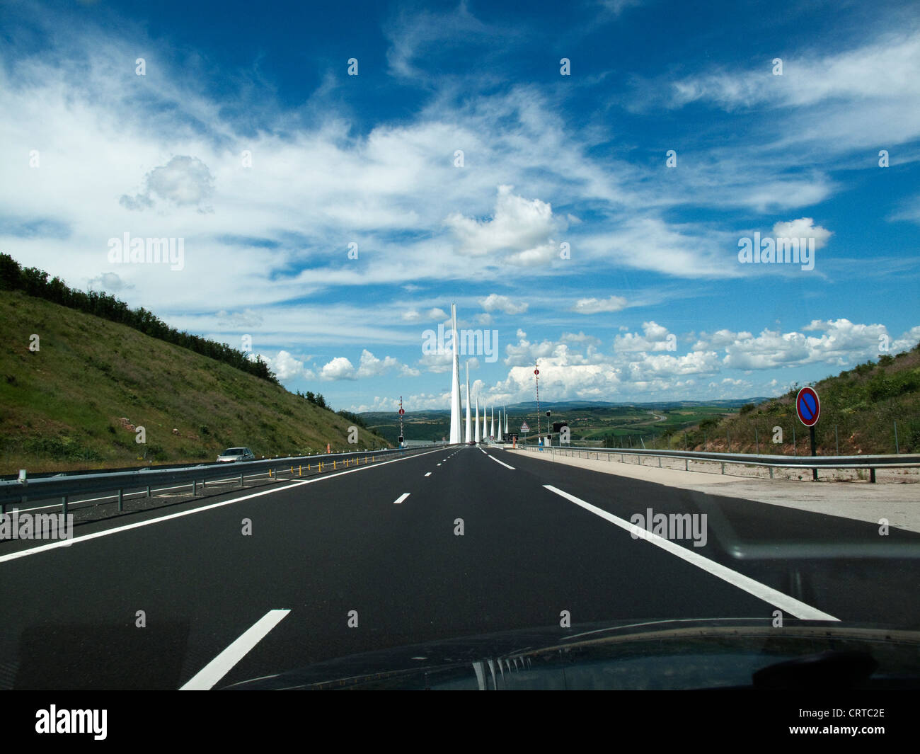 Avvicinando il ponte di Millau in un auto, i mondi ponte più alto nel sud della Francia Foto Stock