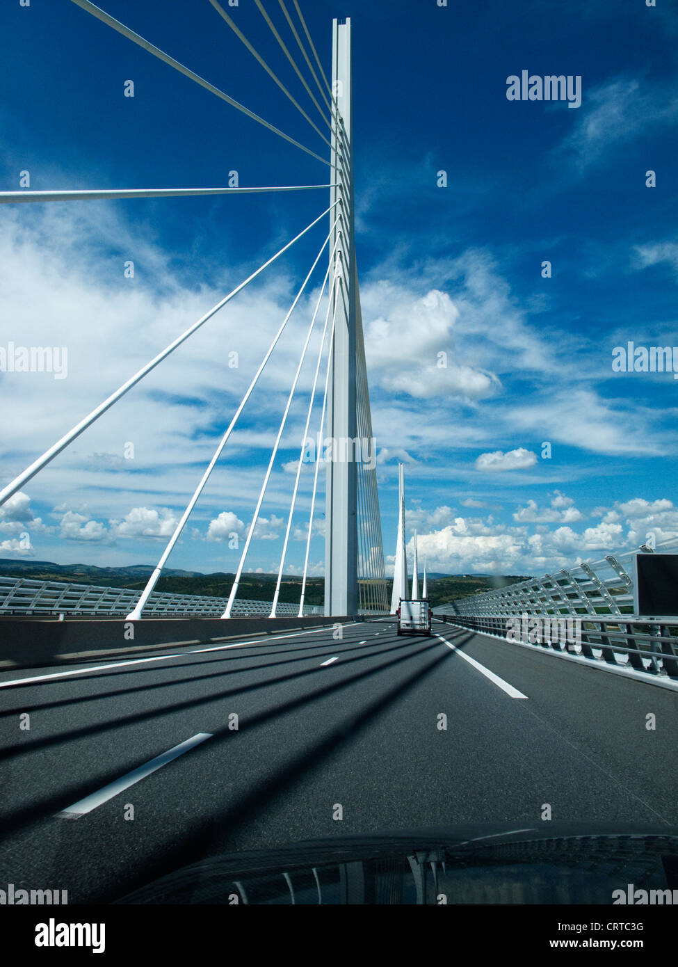 Attraversando il ponte di Millau in un auto, i mondi ponte più alto nel sud della Francia Foto Stock