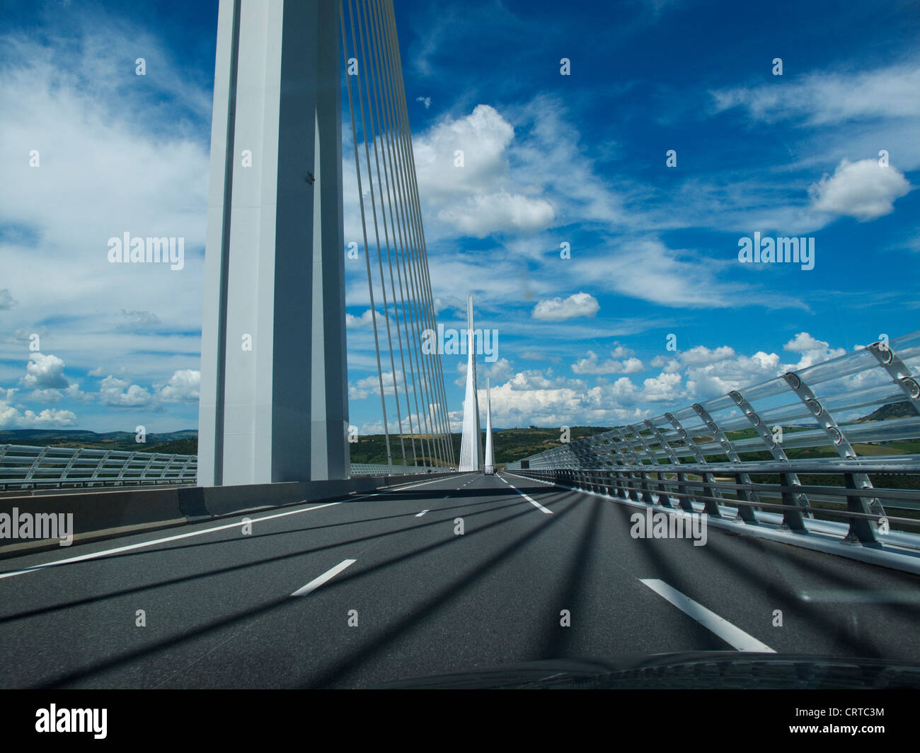 Attraversando il ponte di Millau in un auto, i mondi ponte più alto nel sud della Francia Foto Stock