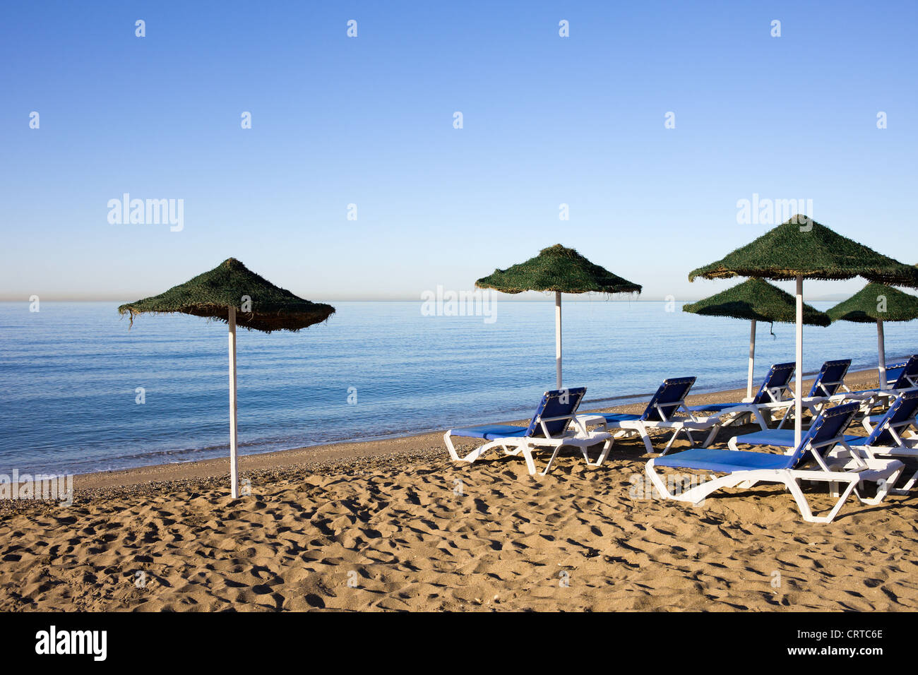 Lettini per prendere il sole su una spiaggia di Marbella, Costa del Sol, Andalusia regione, provincia di Malaga. Foto Stock