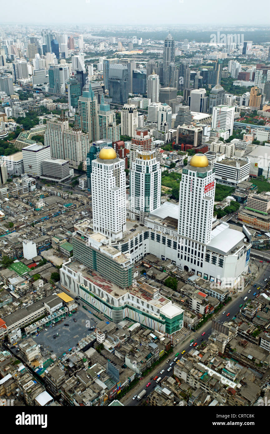 Vista degli edifici della città di Bangkok skyline dalla Baiyok Sky hotel edificio, l'edificio più alto di Bangkok, Tailandia. Foto Stock