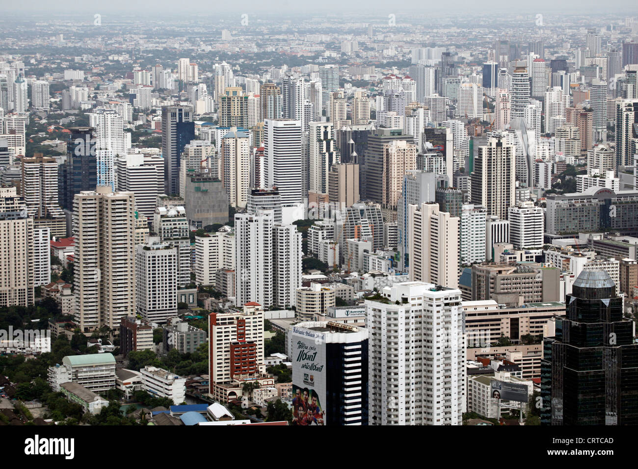 Vista degli edifici della città di Bangkok skyline dalla Baiyok Sky hotel edificio, l'edificio più alto di Bangkok, Tailandia. Foto Stock