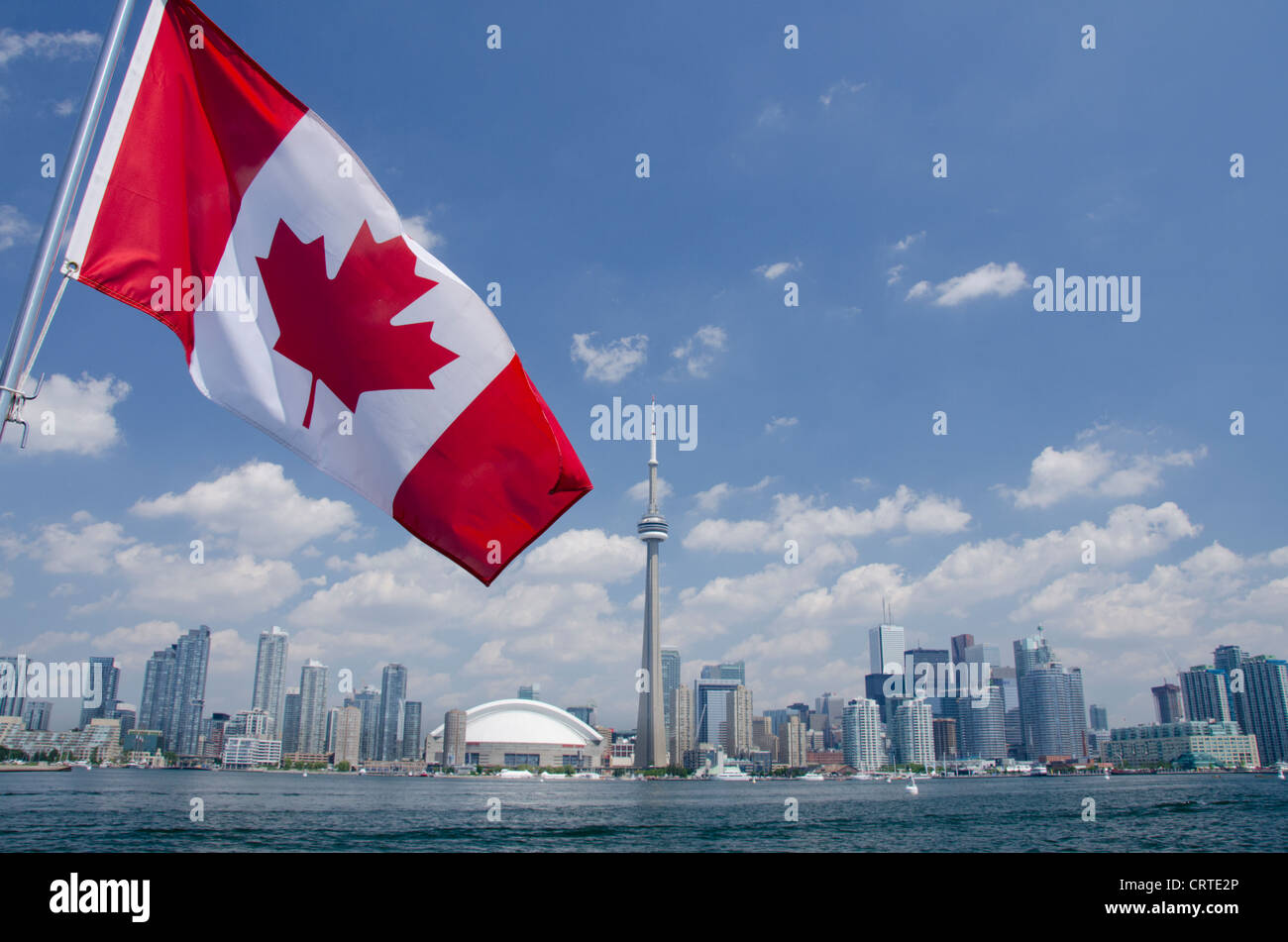 Canada Ontario, Toronto. lago Ontario vista dello skyline della citta' con la CN tower & bandiera canadese. Foto Stock