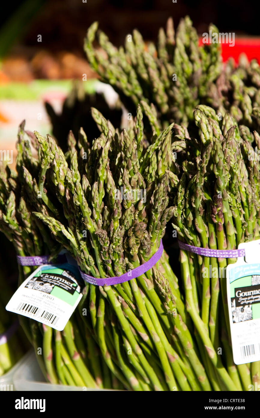 Asparagi in vendita presso Jean Talon Mercato, Montreal, Quebec Foto Stock