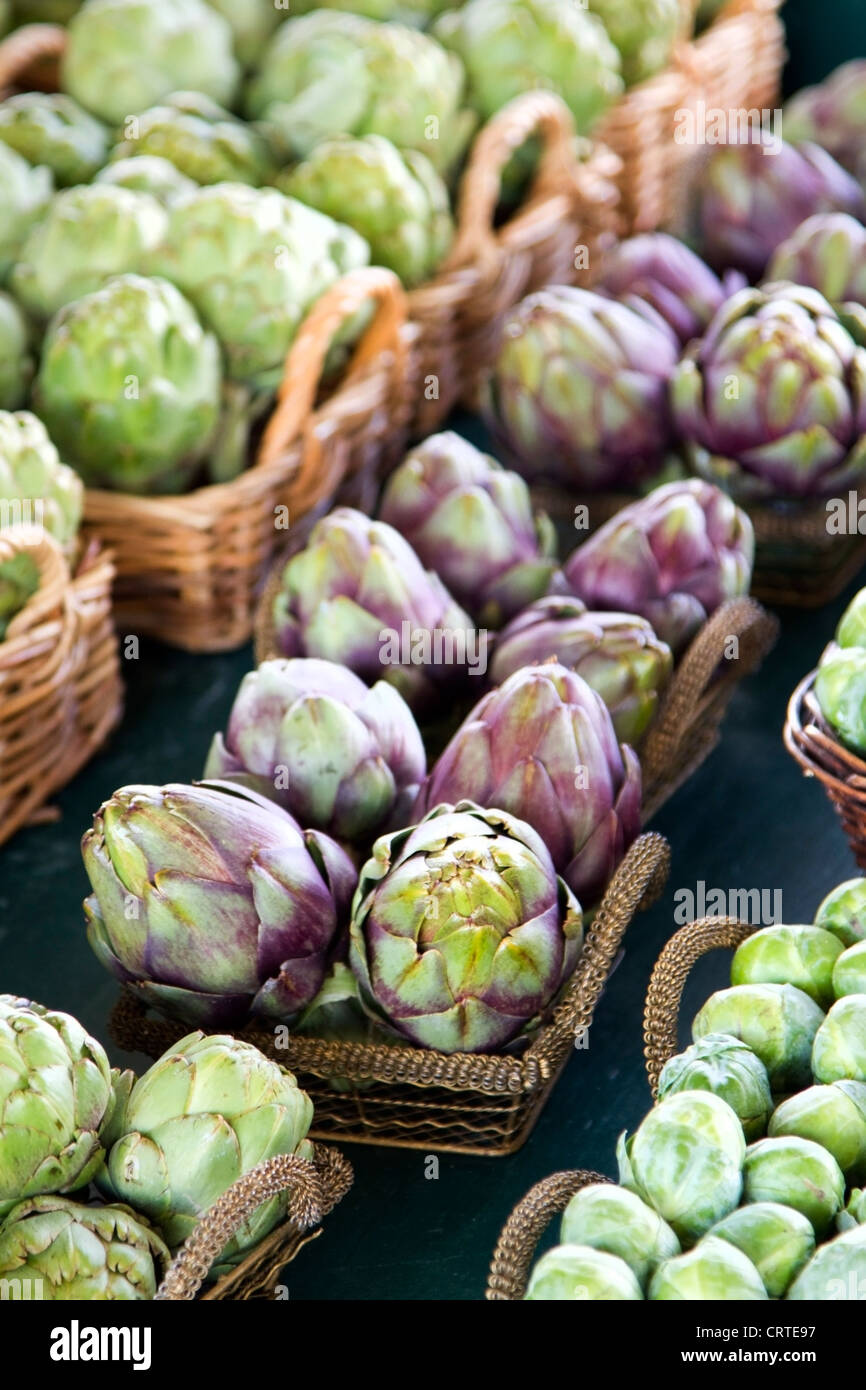 Carciofi in vendita presso Jean Talon Mercato, Montreal, Quebec Foto Stock