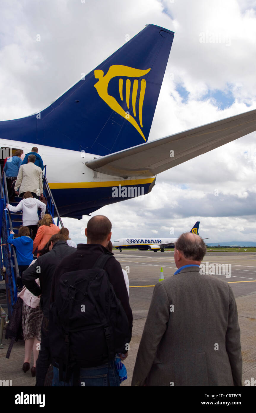 Imbarco passeggeri su un volo con Ryanair Boeing 737-800 aerei di serie Foto Stock