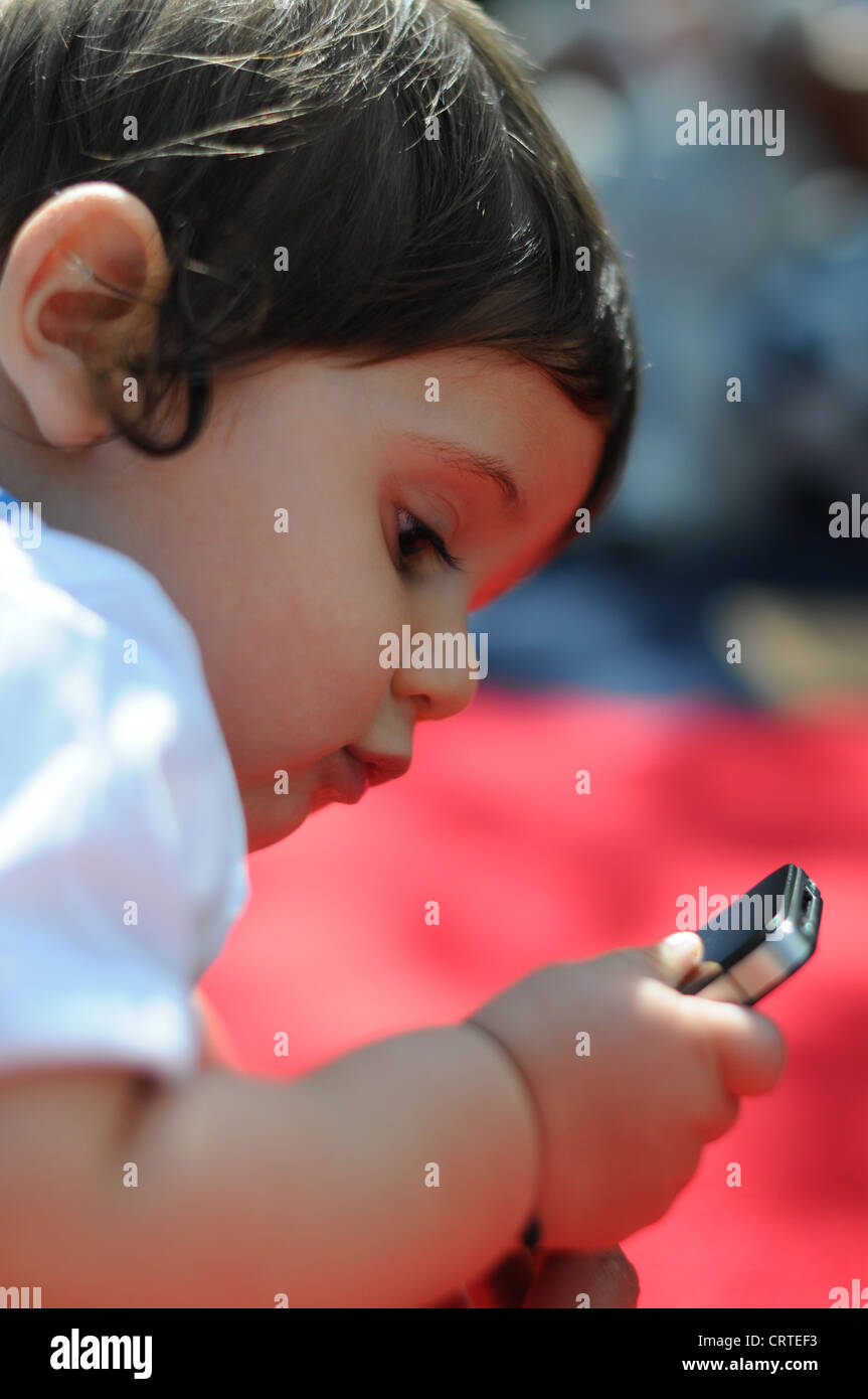 8 mesi in possesso di un iPhone. Foto Stock