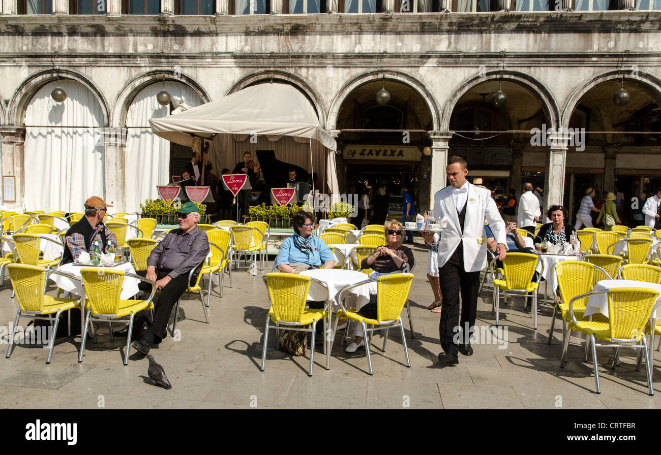 Le persone che si godono il sole all'esterno in un bar ristorante San Marco Venezia Veneto Italia Europa Foto Stock