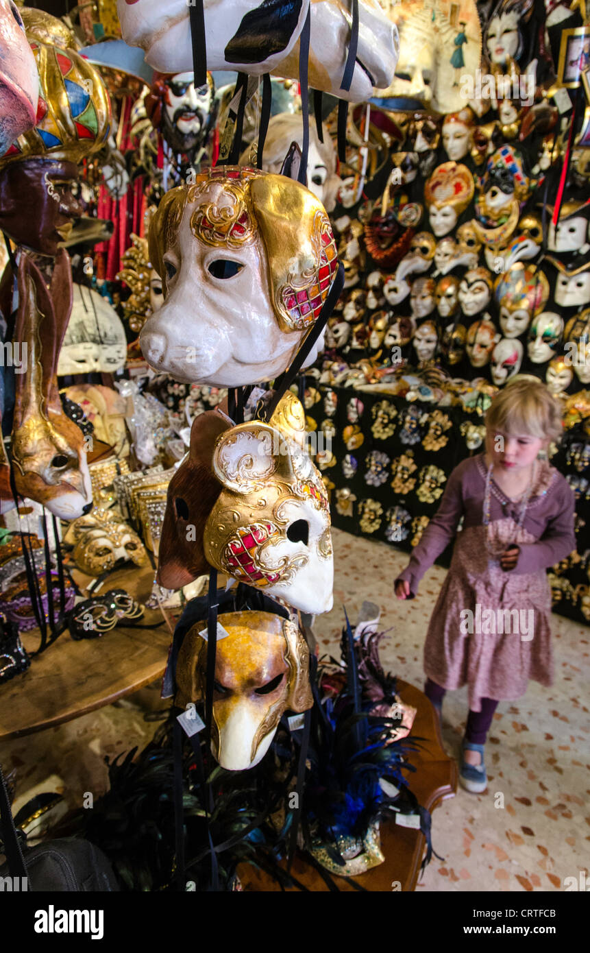 Maschere di Carnevale in vendita Venezia Veneto Italia Europa Foto Stock